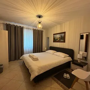 Xhelo's , Tirana Albanie